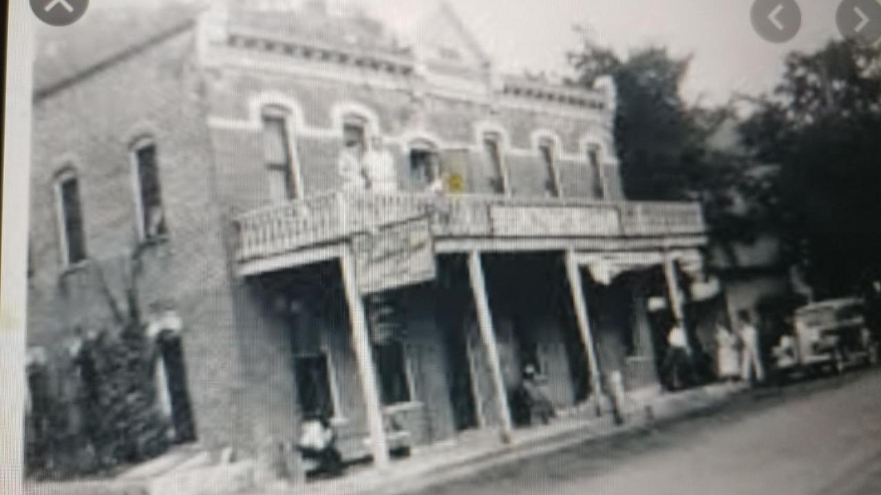 The Burlington Hotel & Bar - Alma Wi Buitenkant foto