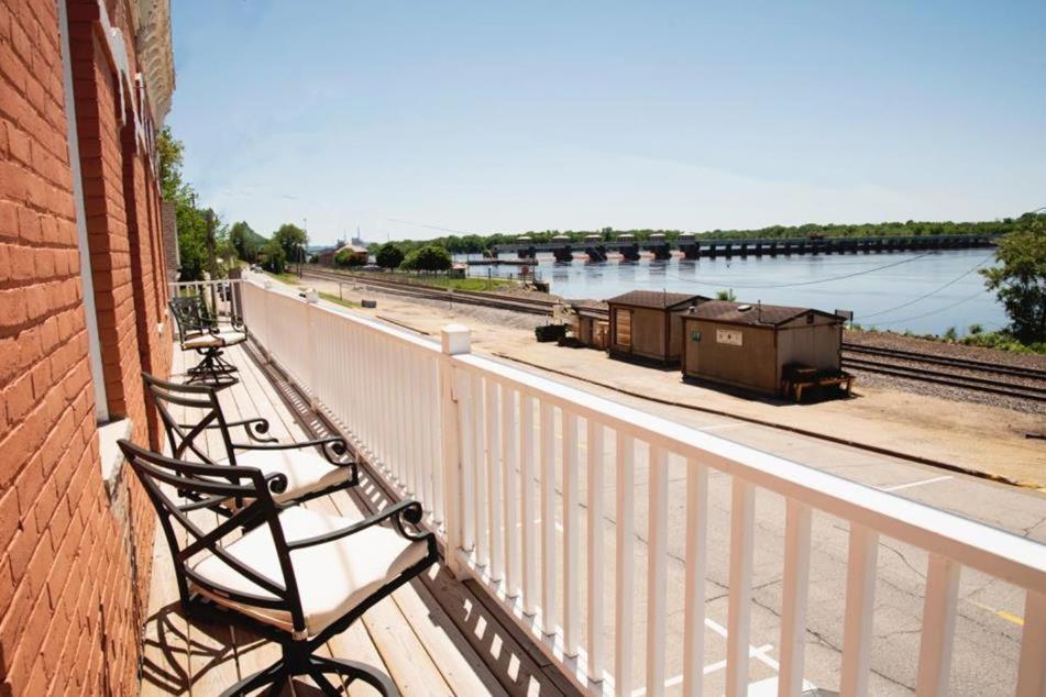 The Burlington Hotel & Bar - Alma Wi Buitenkant foto