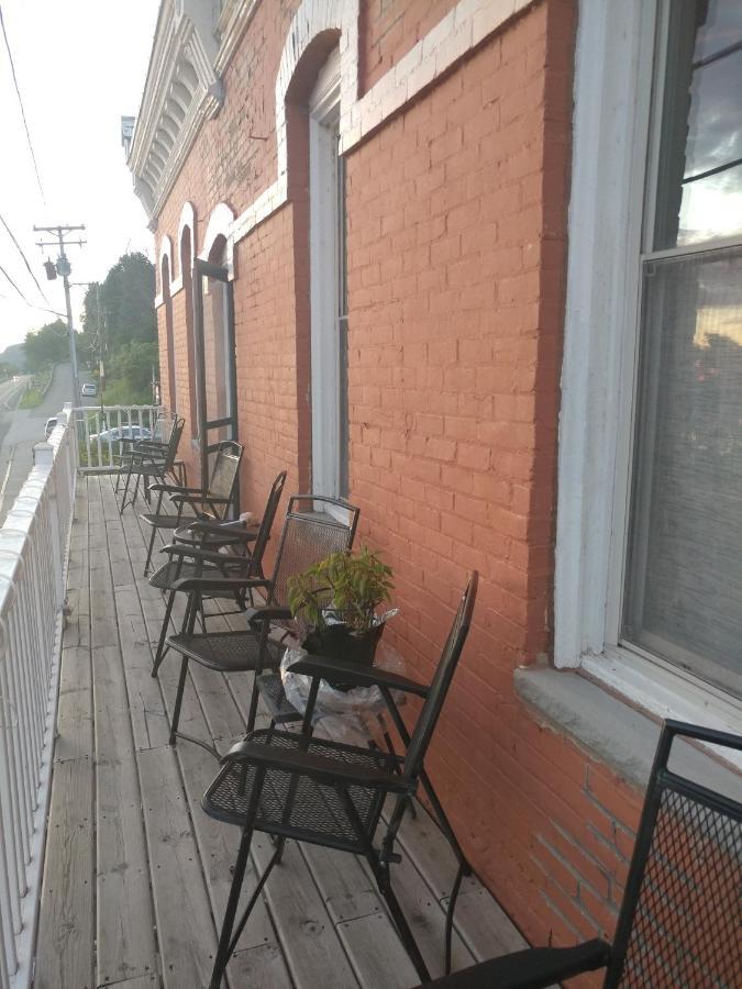 The Burlington Hotel & Bar - Alma Wi Buitenkant foto